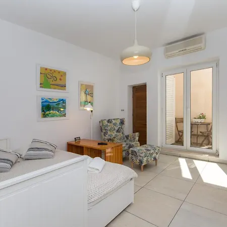 Bura Studio Apartman Lägenhet *